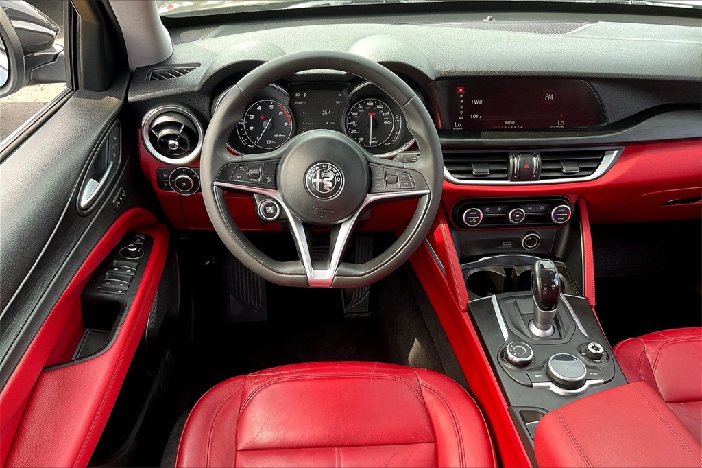 2018 Alfa Romeo Stelvio Base photo 4