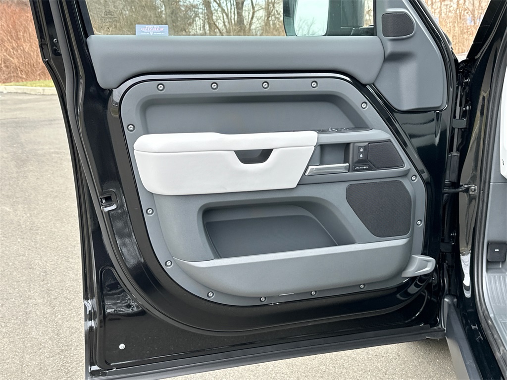 2025 Land Rover Defender 110 S photo 9