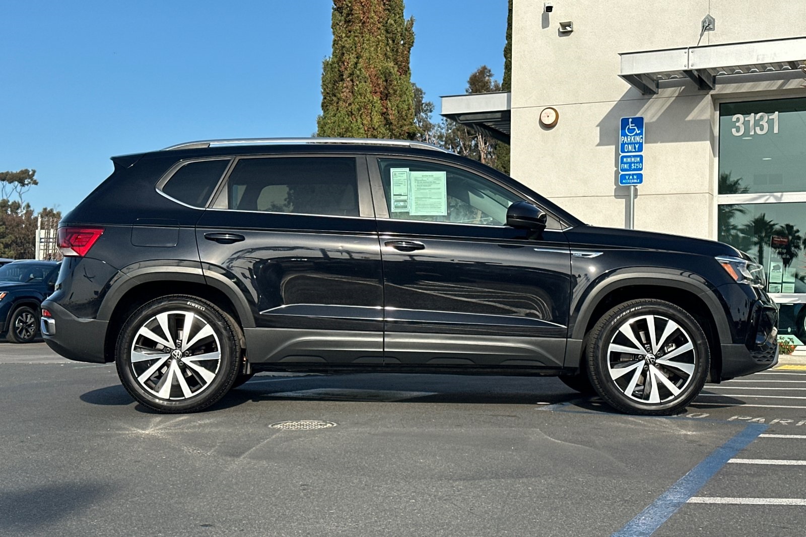 2022 Volkswagen Taos SE photo 2