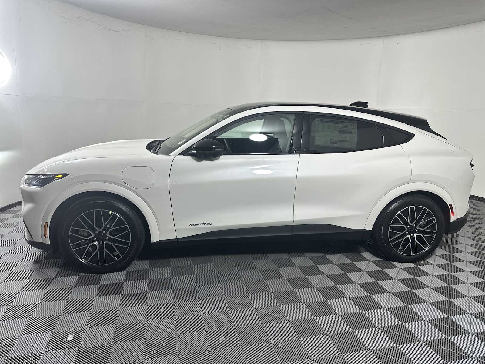 2025 Ford Mustang Mach-E Premium photo 4