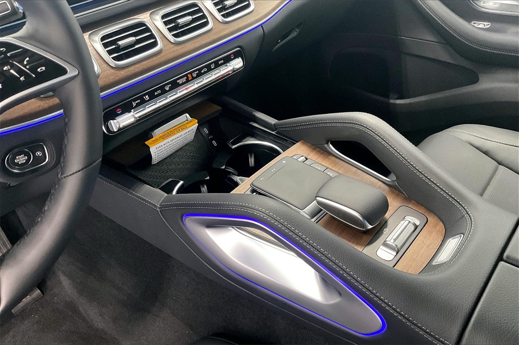 2025 Mercedes Benz GLS 450 4MATIC photo 4