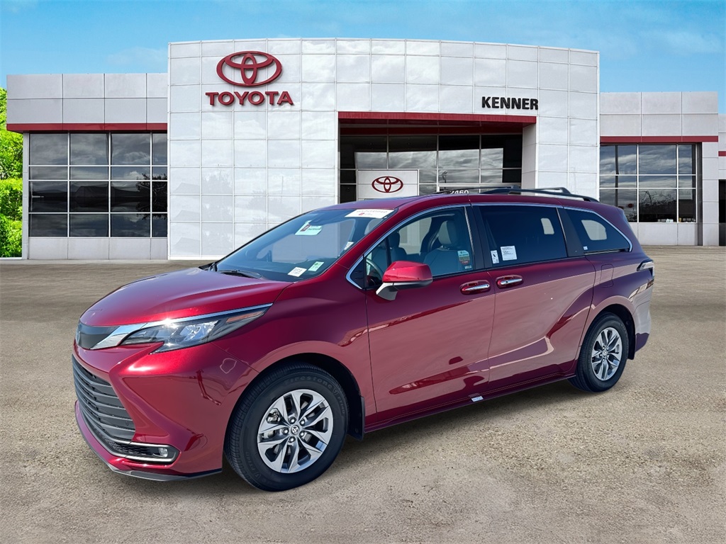 2025 Toyota Sienna XLE photo 3