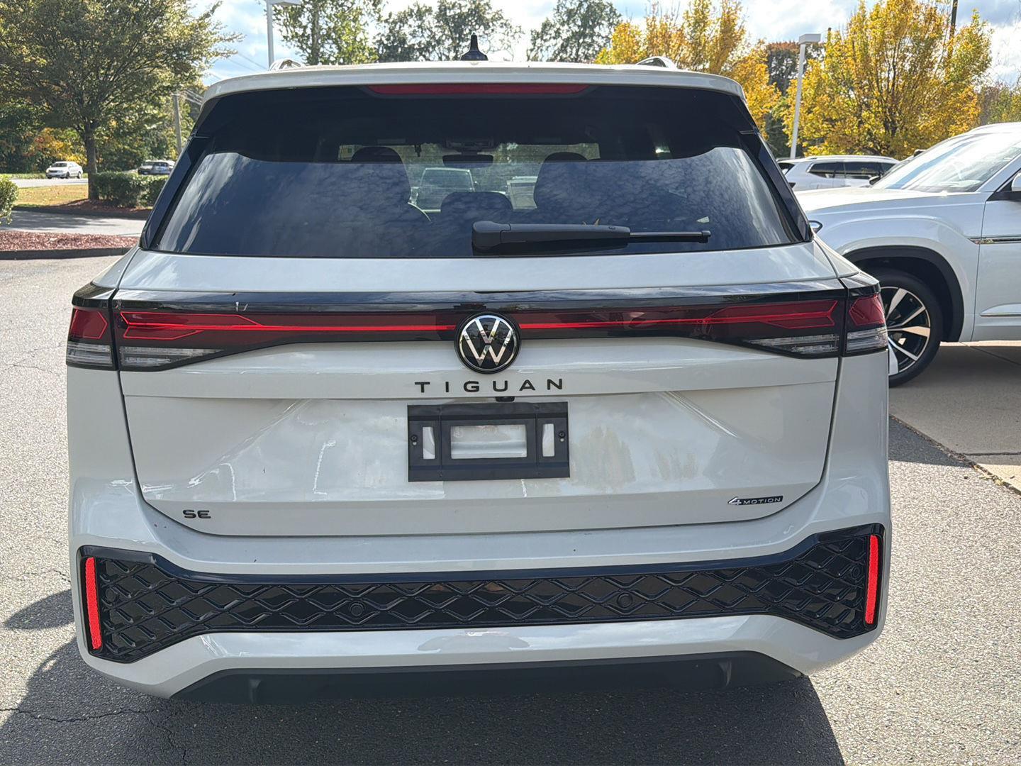 2025 Volkswagen Tiguan SE R-Line Black photo 4