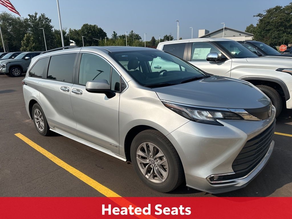 2021 Toyota Sienna XLE photo 4