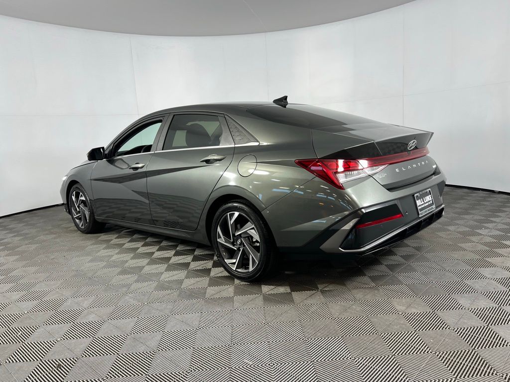 2024 Hyundai Elantra Limited photo 3