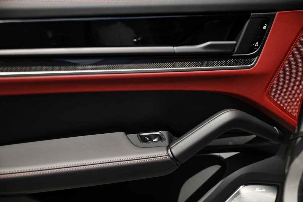 2025 Porsche Cayenne Turbo E-Hybrid photo 26
