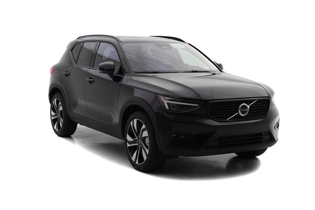2025 Volvo XC40 Plus photo 2