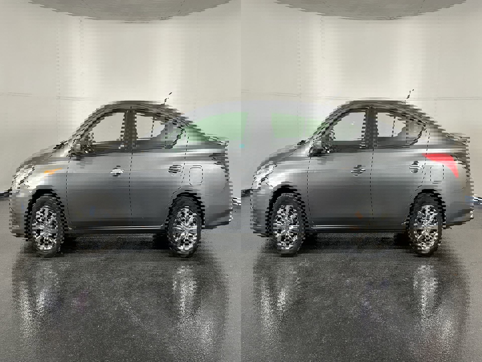 2019 Nissan Versa SV photo 4