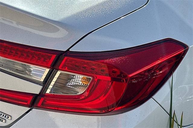 2022 Honda Accord Hybrid Touring photo 2