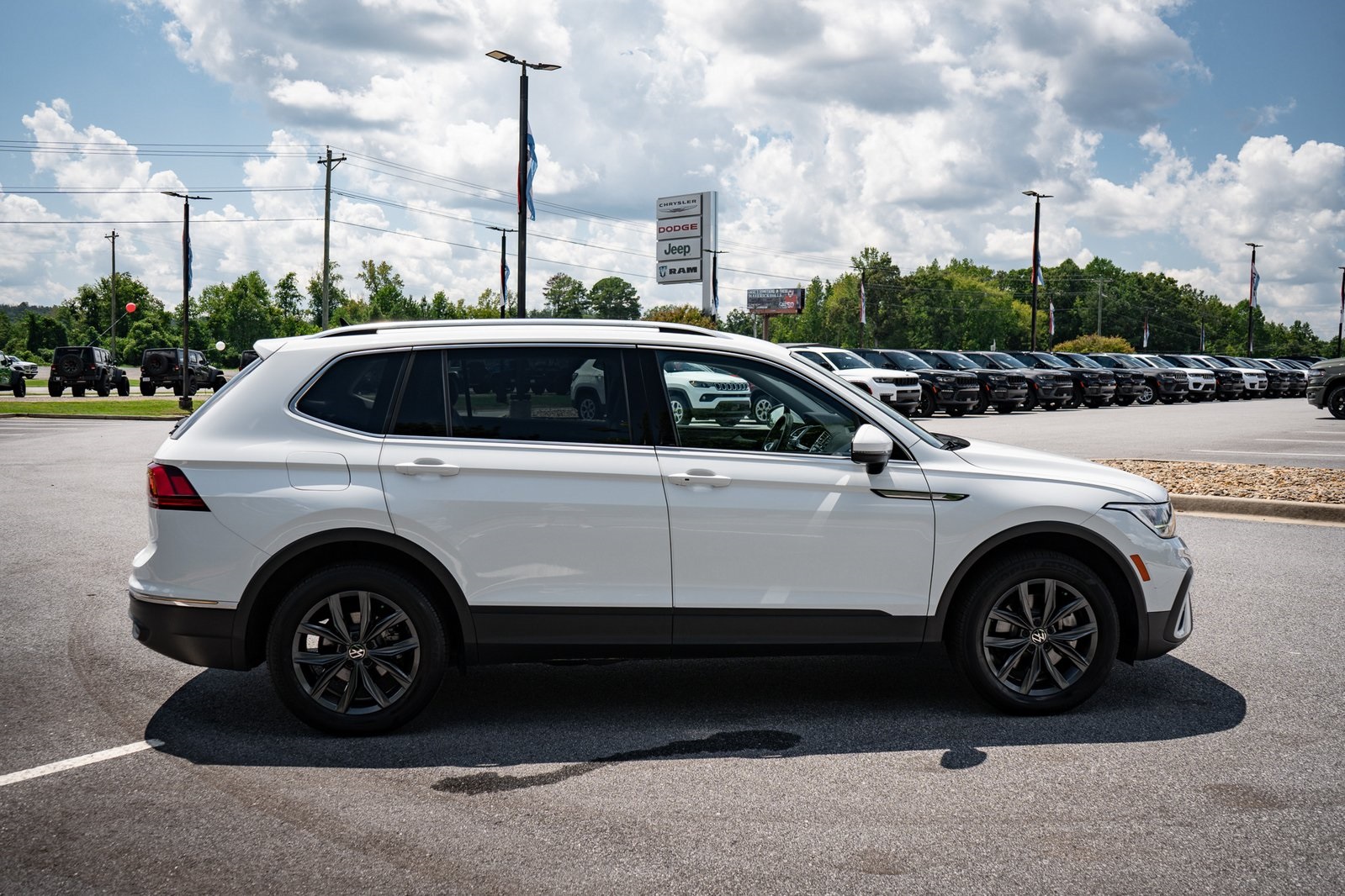2022 Volkswagen Tiguan SE photo 8