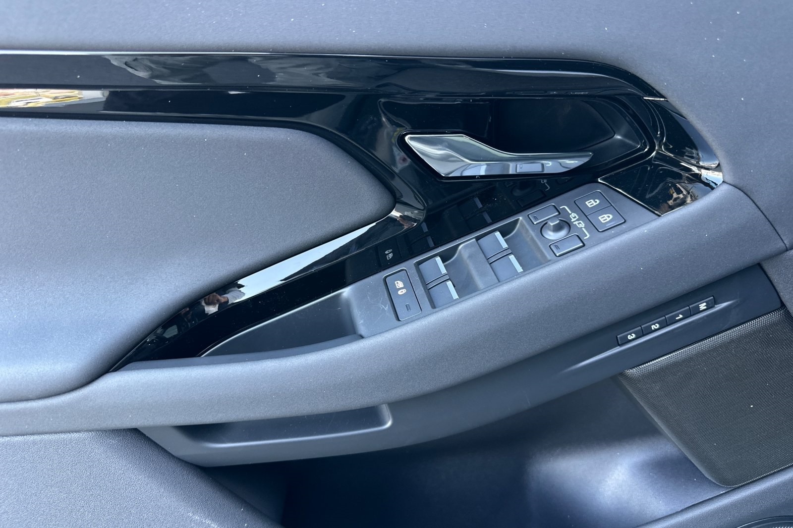 2026 Land Rover Range Rover Evoque Dynamic SE photo 9