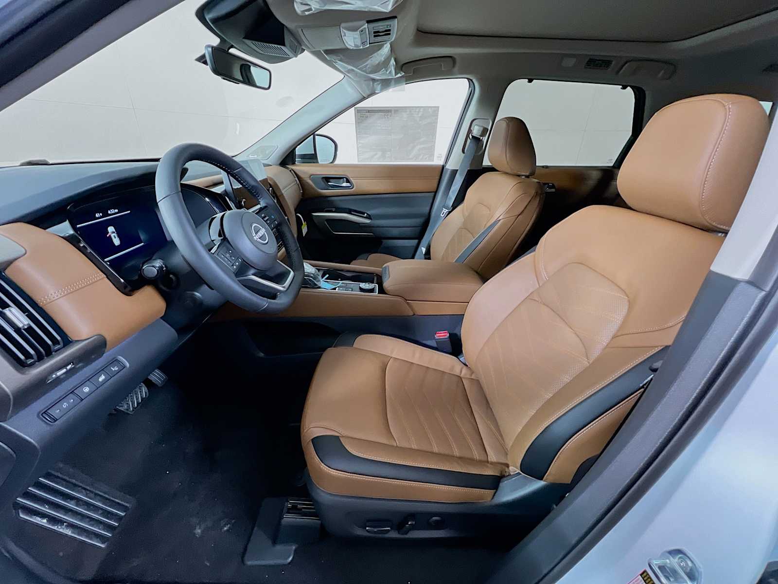 2025 Nissan Pathfinder Platinum photo 3