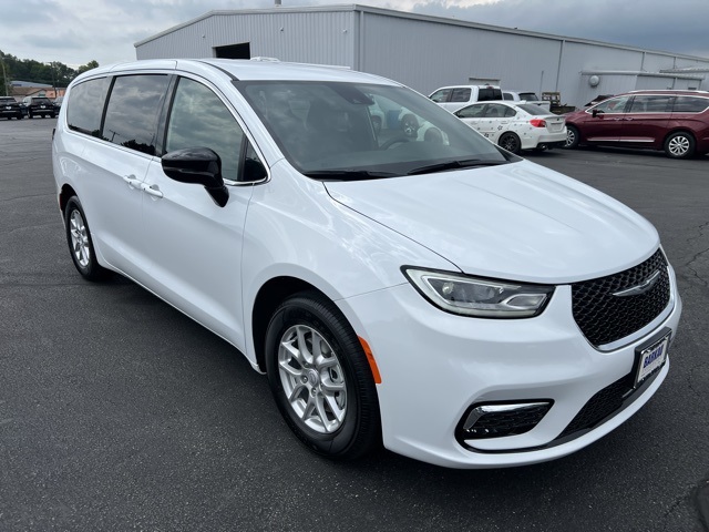 2026 Chrysler Pacifica Select's photo
