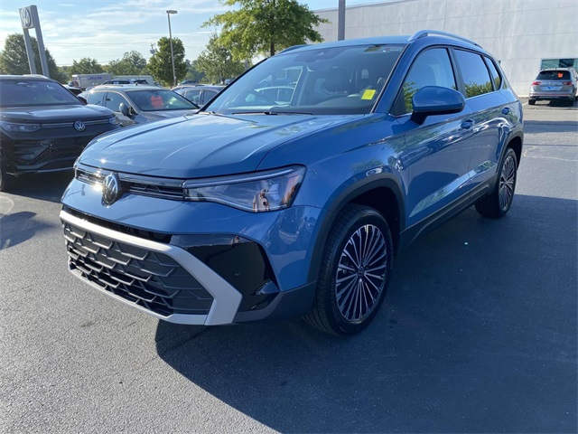 2025 Volkswagen Taos SE photo 3
