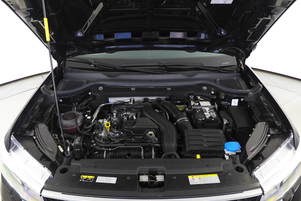 2024 Volkswagen Taos SE photo 2