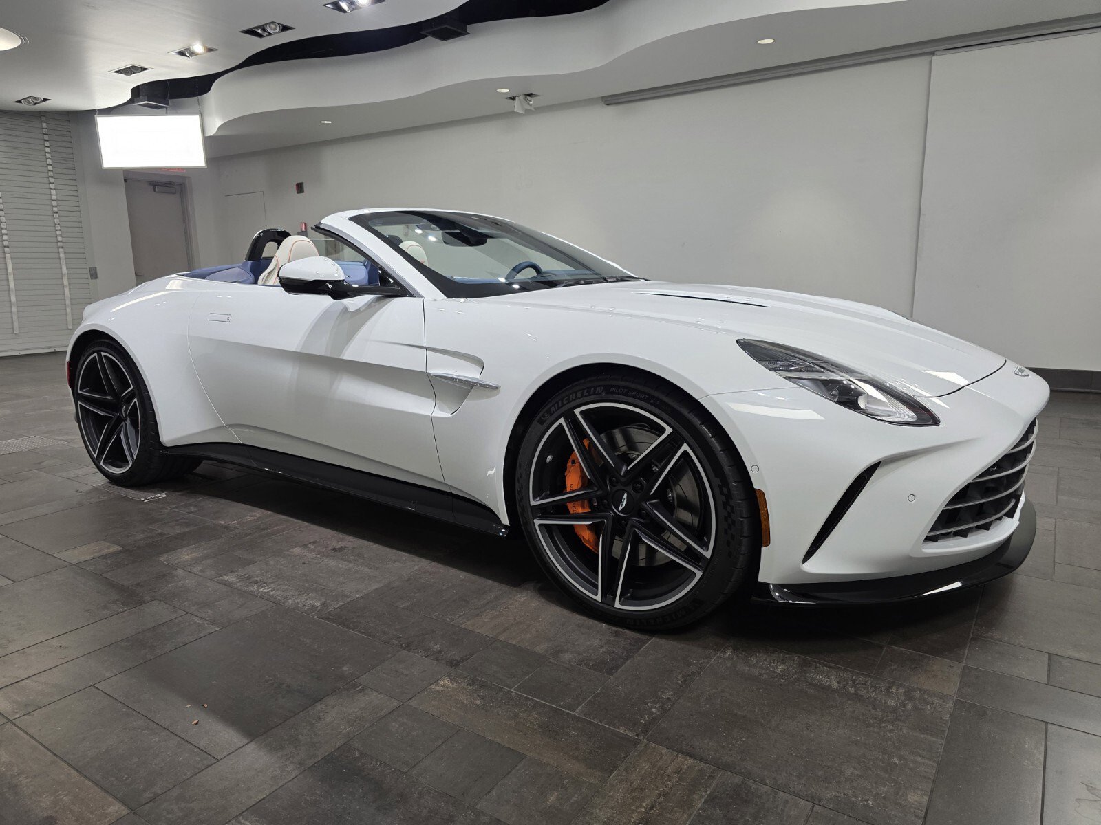 Aston Martin Vantage Roadster's photo