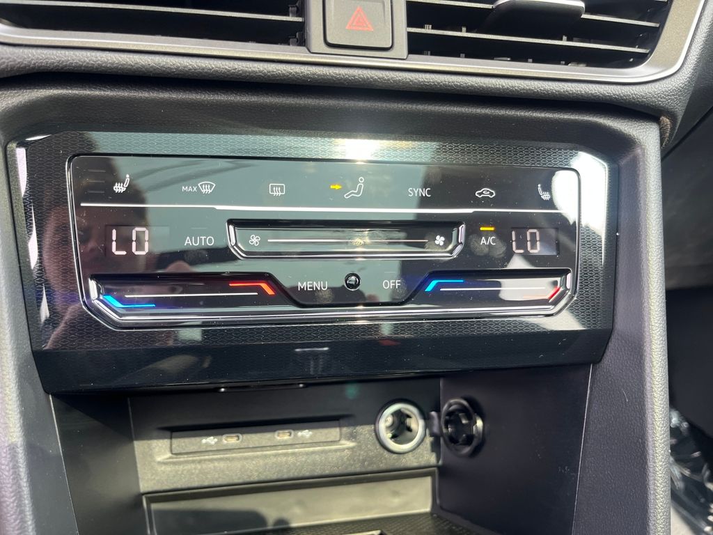 2025 Volkswagen Taos SE photo 13
