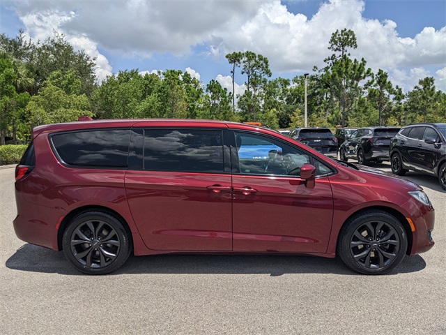 2020 Chrysler Pacifica Touring photo 3