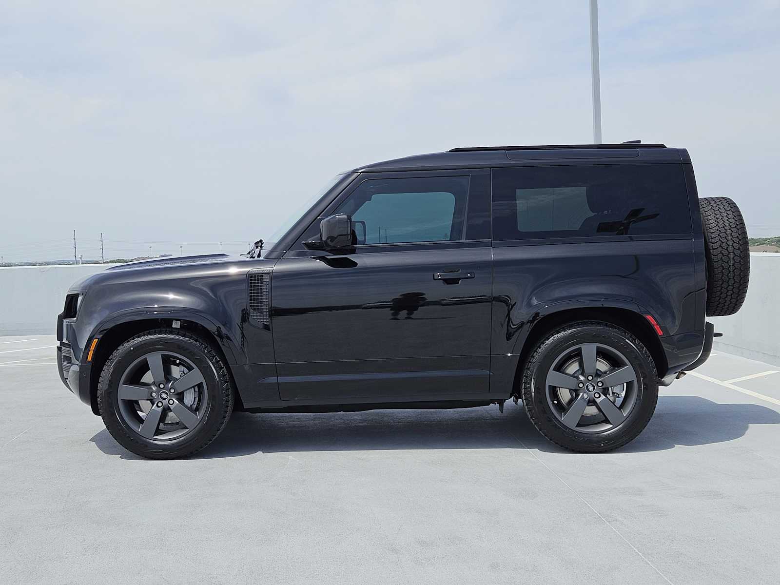 2025 Land Rover Defender 90 X-Dynamic SE photo 4
