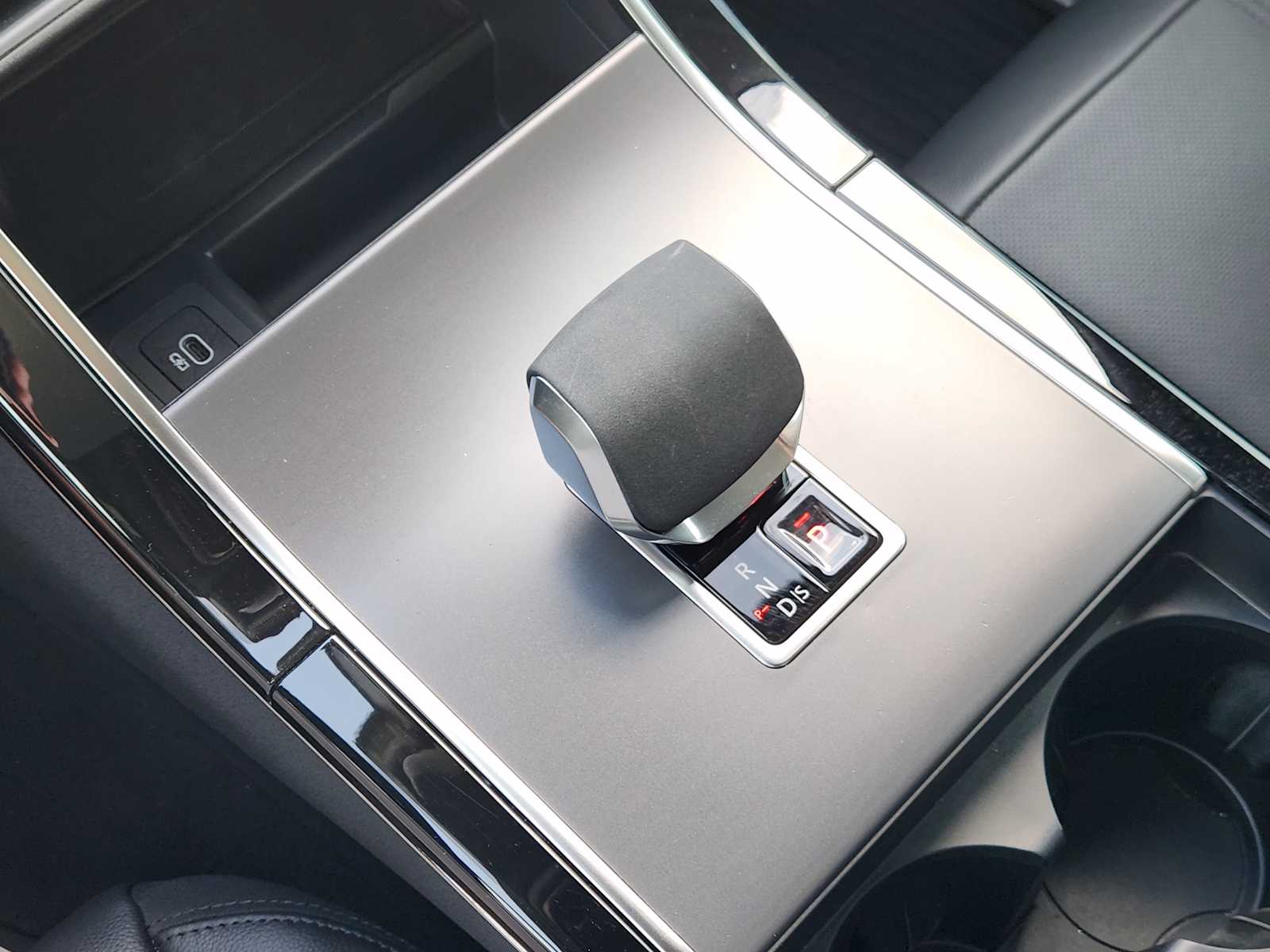2025 Land Rover Range Rover SE photo 10