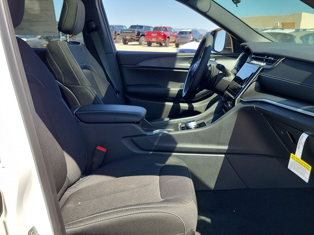 2025 Jeep Grand Cherokee Laredo X photo 9