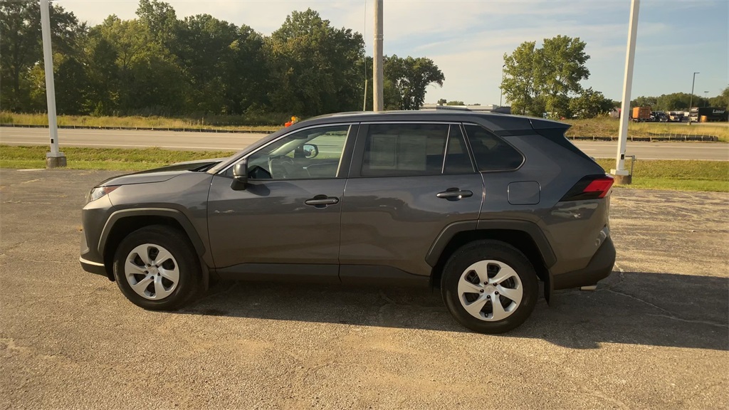 2022 Toyota RAV4 LE photo 5