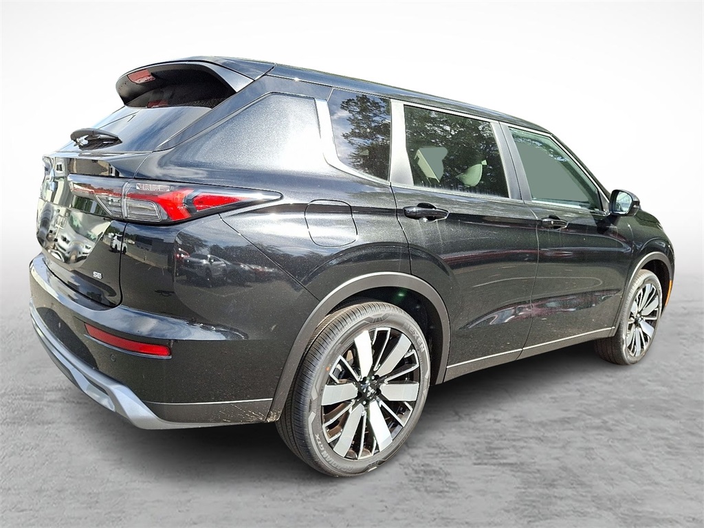 2025 Mitsubishi Outlander SE photo 4
