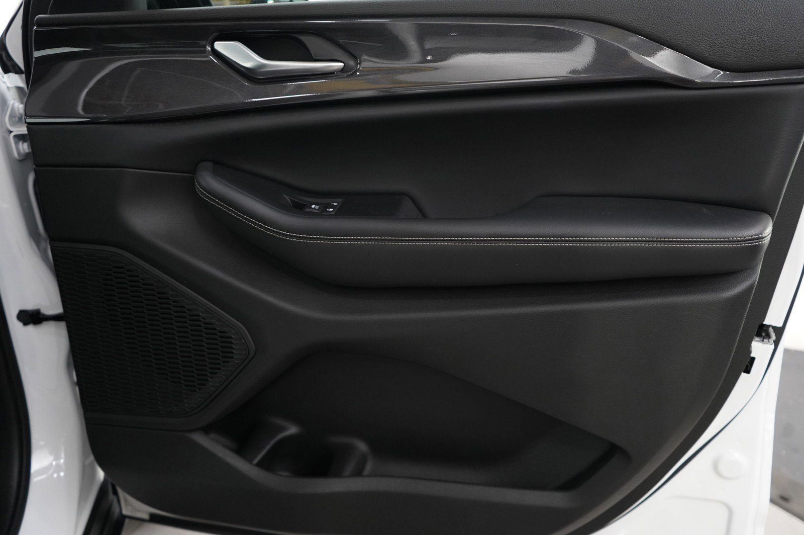 2023 Jeep Grand Cherokee Laredo Altitude photo 9