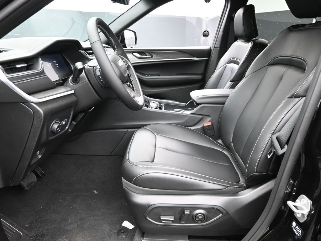 2025 Jeep Grand Cherokee Limited photo 8