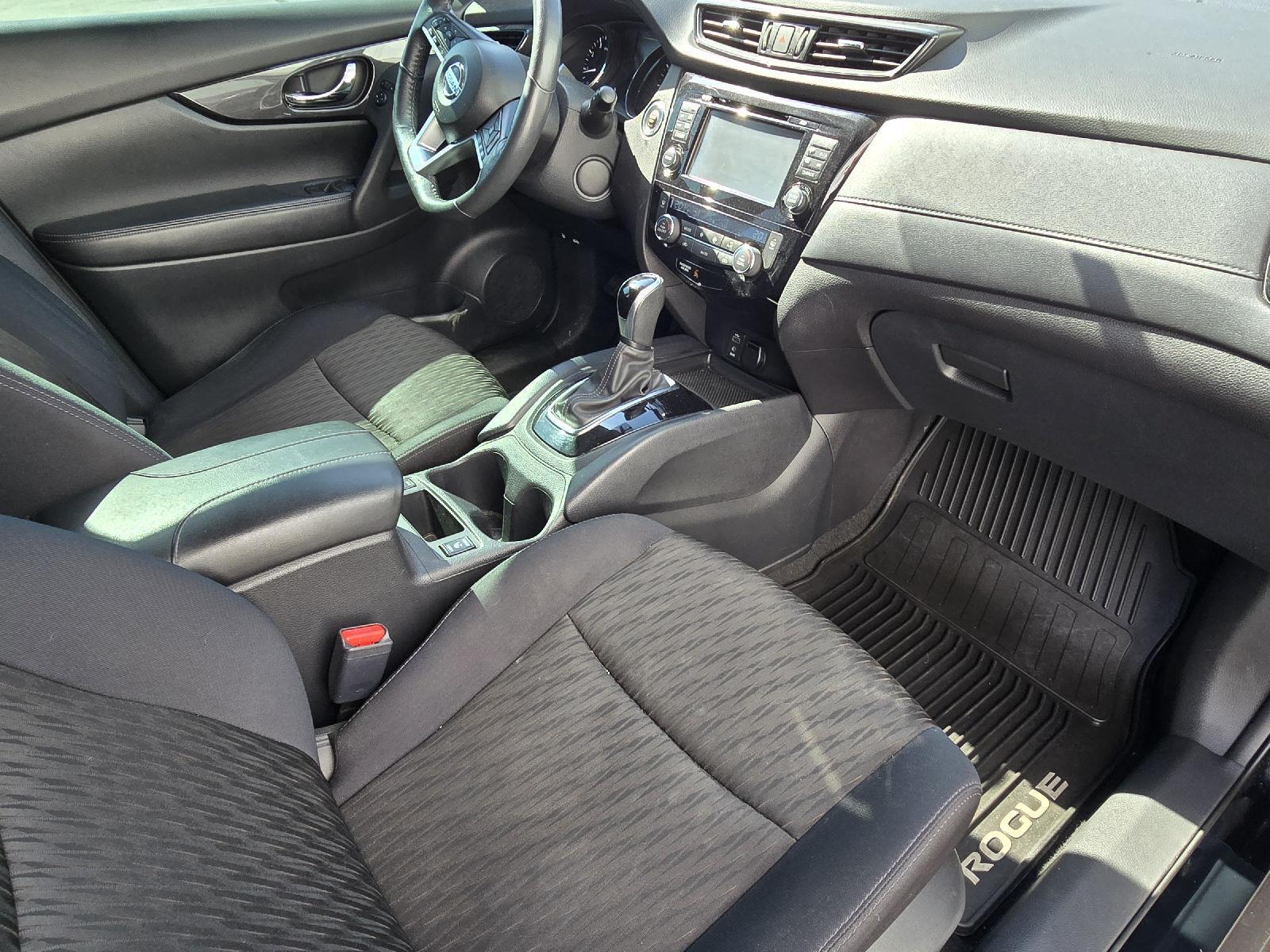 2017 Nissan Rogue SV photo 24