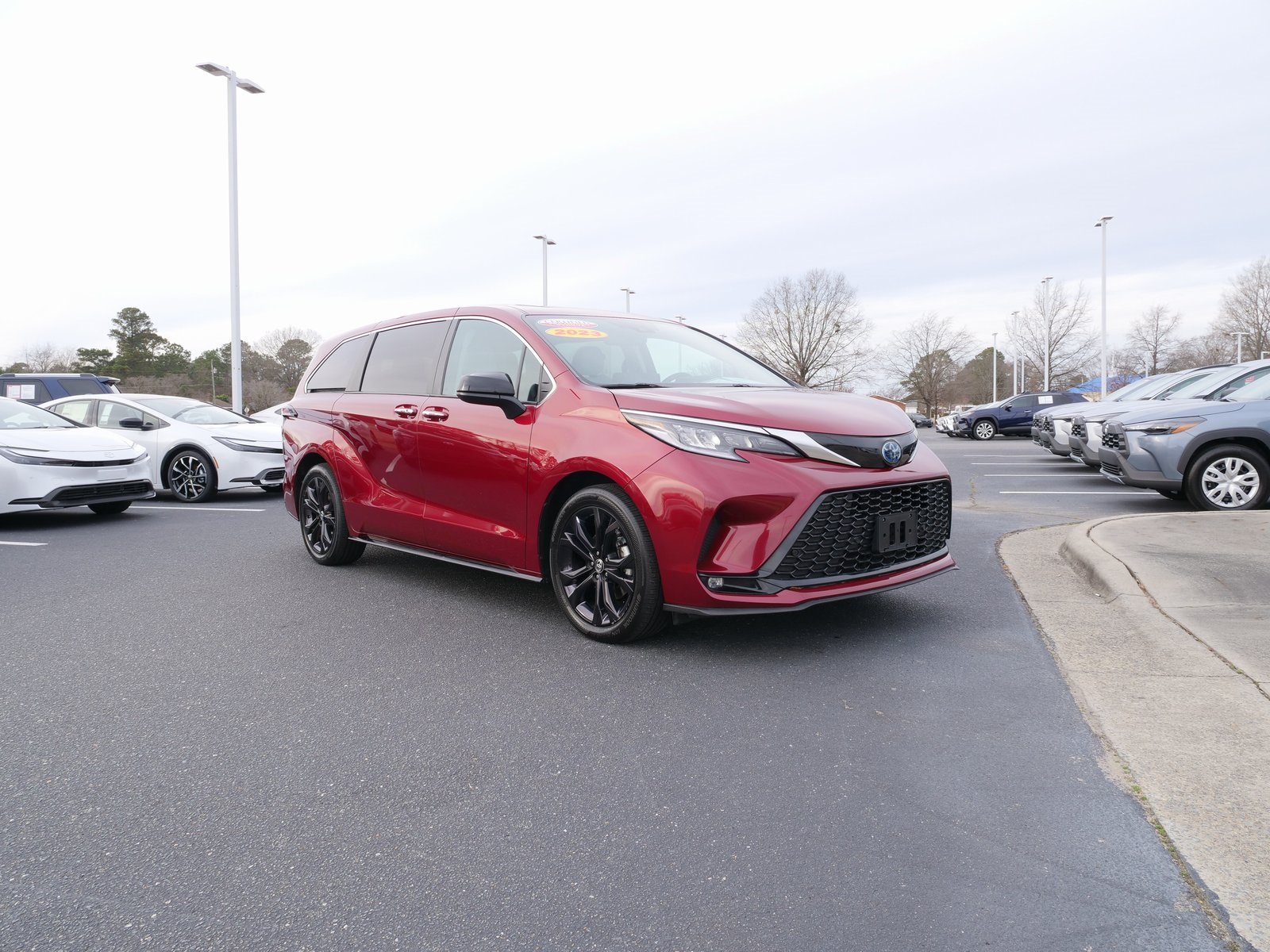 2023 Toyota Sienna XSE's photo