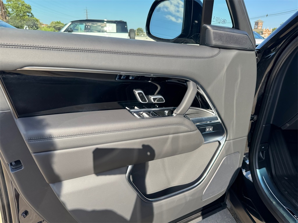 2025 Land Rover Range Rover SE photo 16