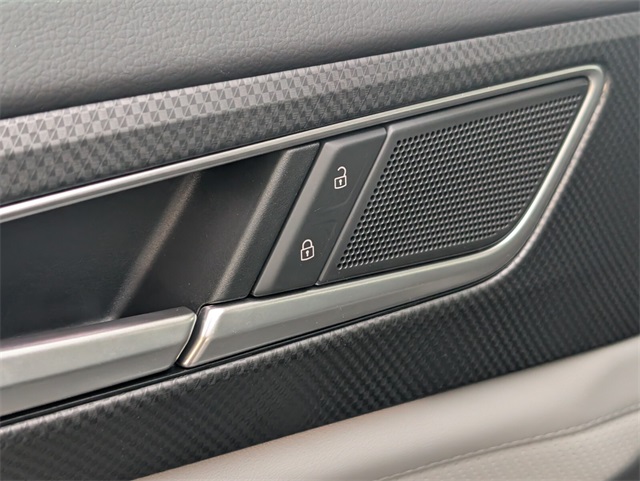 2025 Volkswagen Atlas Peak Edition SE photo 9