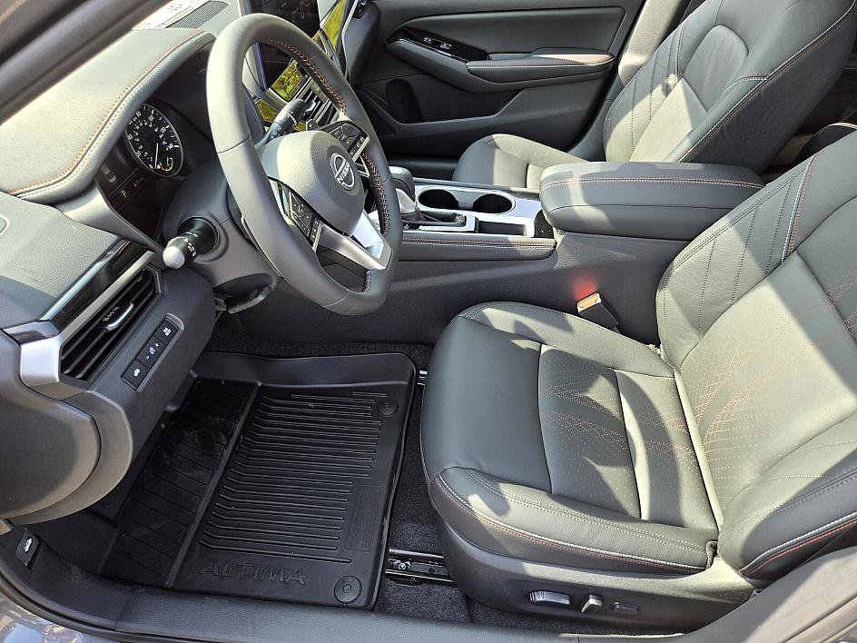 2025 Nissan Altima SR photo 9