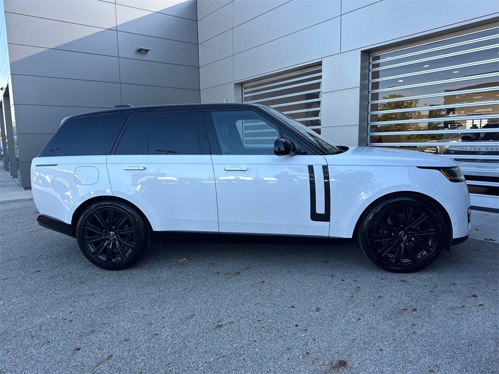 2023 Land Rover Range Rover SE photo 9
