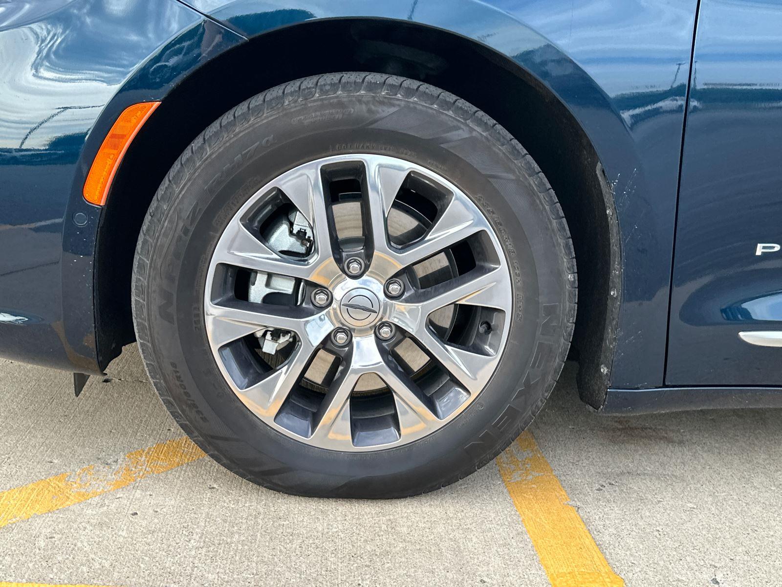 2023 Chrysler Pacifica Hybrid Pinnacle photo 8