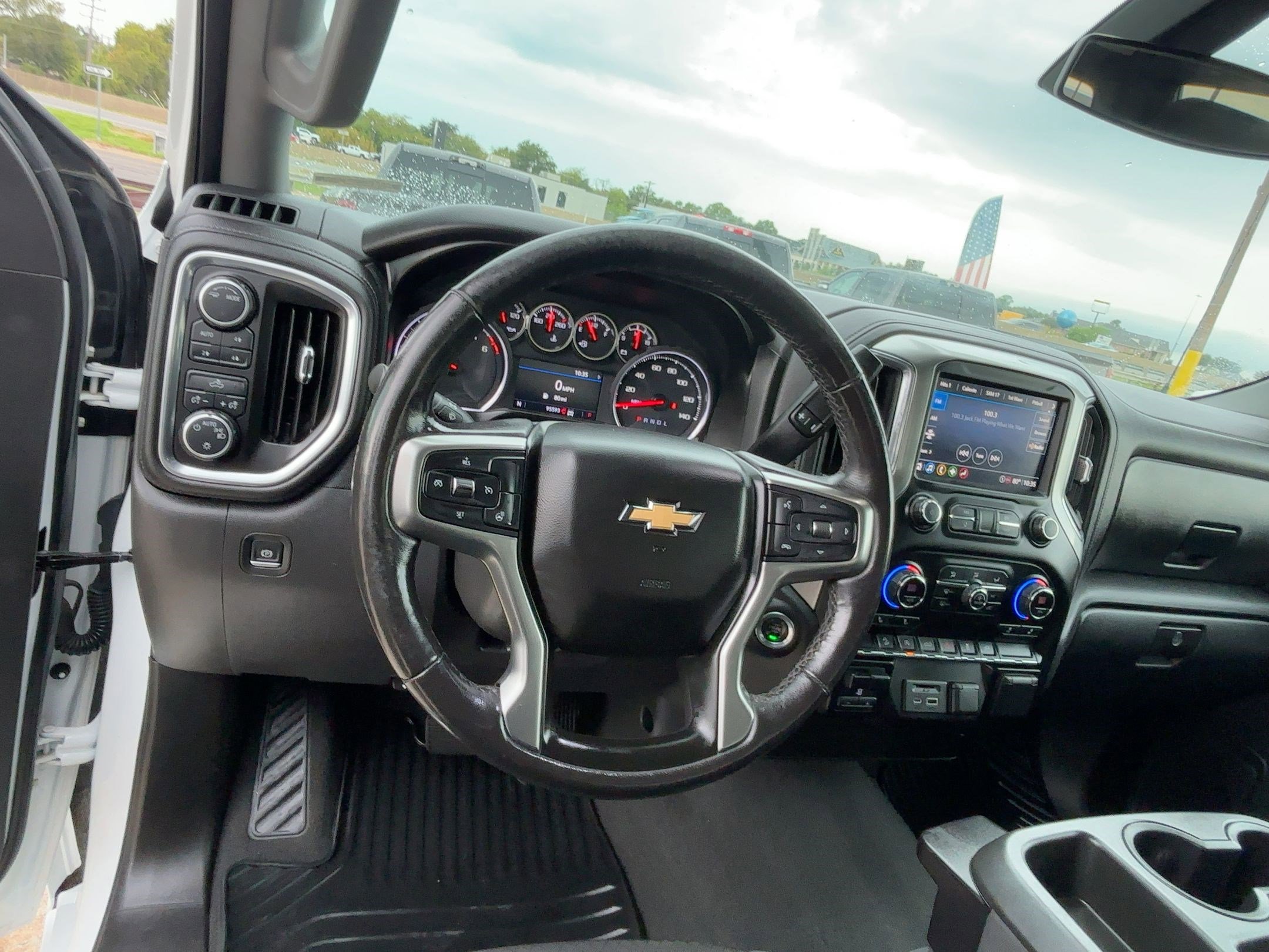 2021 Chevrolet Silverado 1500 LT photo 3