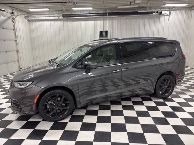 2022 Chrysler Pacifica Limited's photo