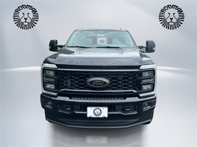 2025 Ford F-350 XLT photo 2