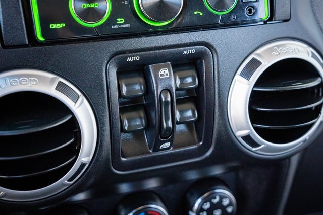 2015 Jeep Wrangler Unlimited Rubicon photo 22