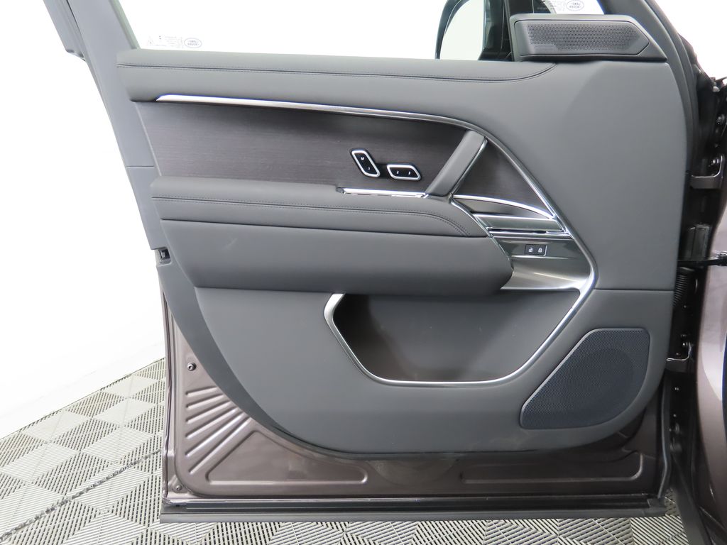 2025 Land Rover Range Rover SE photo 25