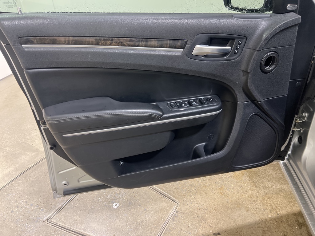 2020 Chrysler 300 Limited photo 9