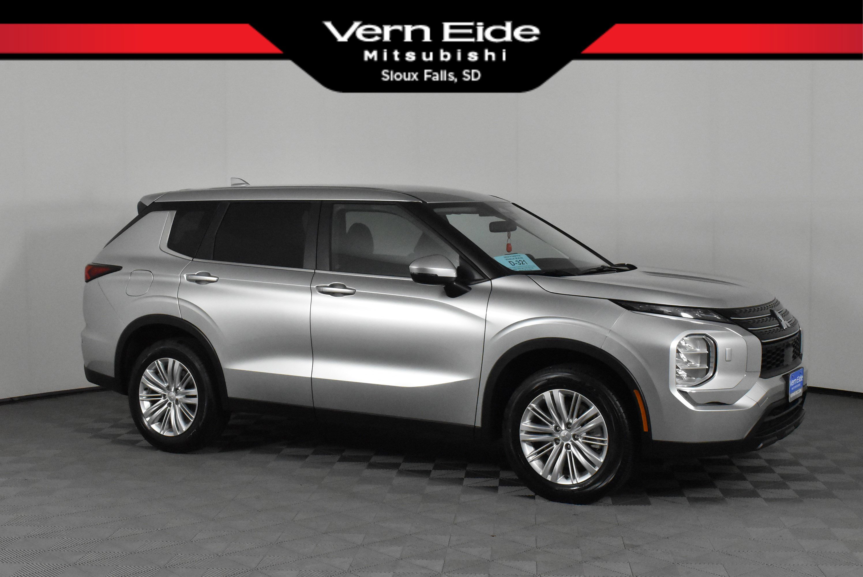 2024 Mitsubishi Outlander ES's photo