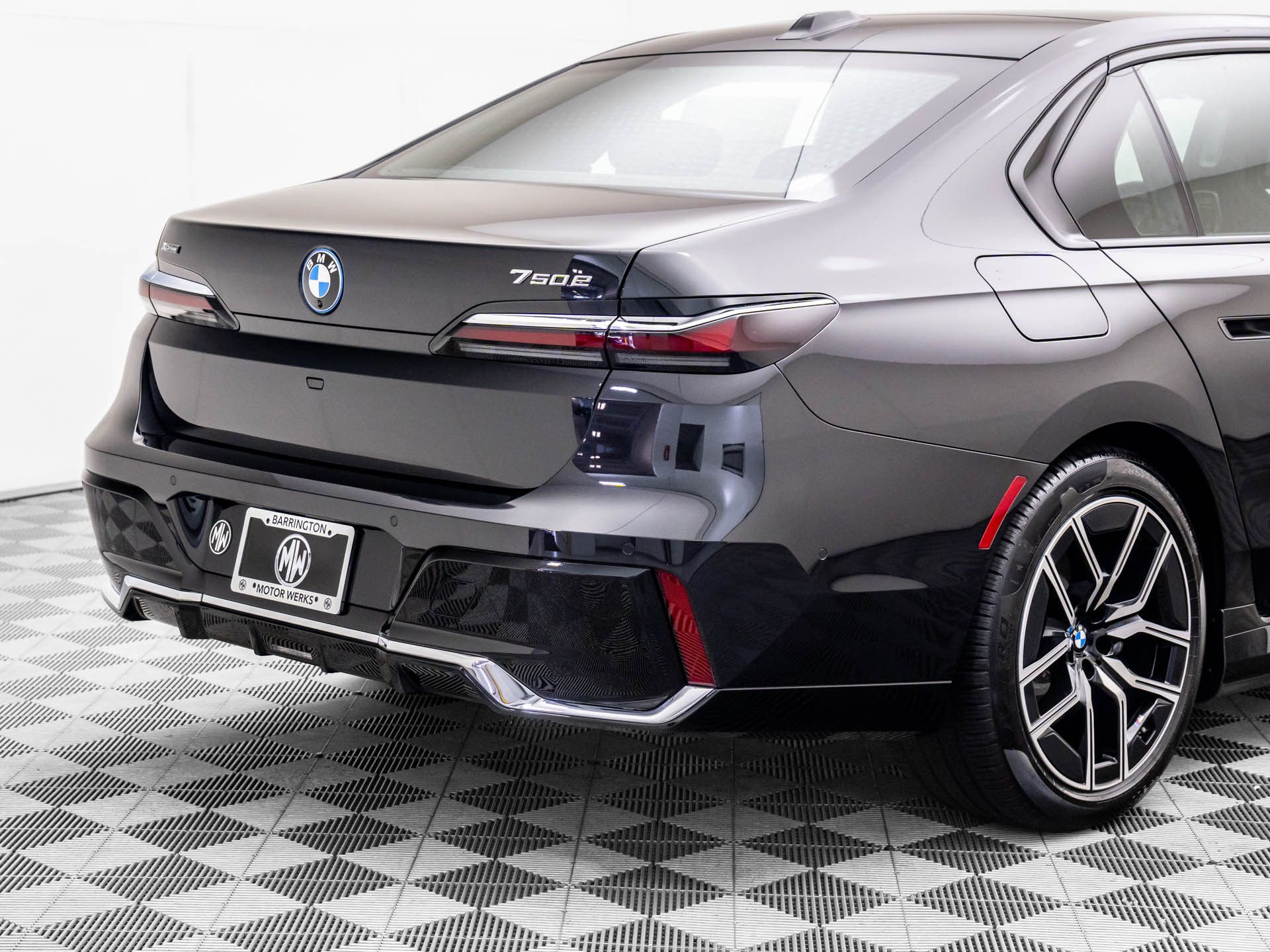 New 2025 Black Sapphire Metallic BMW 750e xDrive image 38