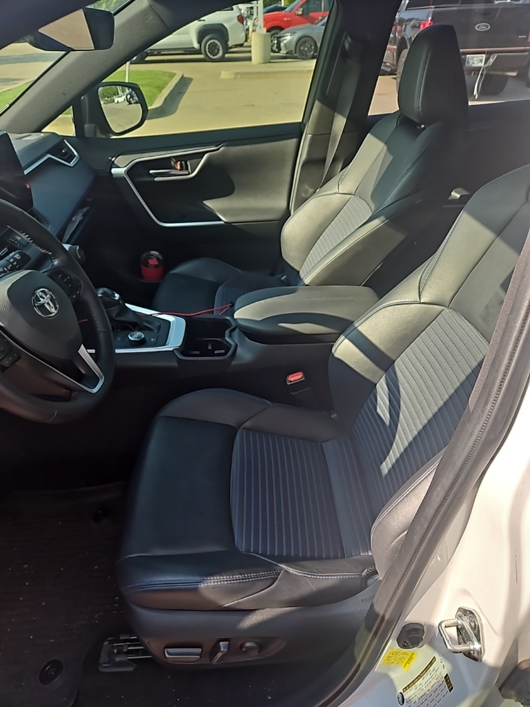 2023 Toyota RAV4 Hybrid XSE photo 2