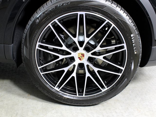 2025 Porsche Cayenne photo 11