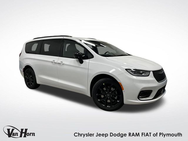 2026 Chrysler Pacifica Select's photo