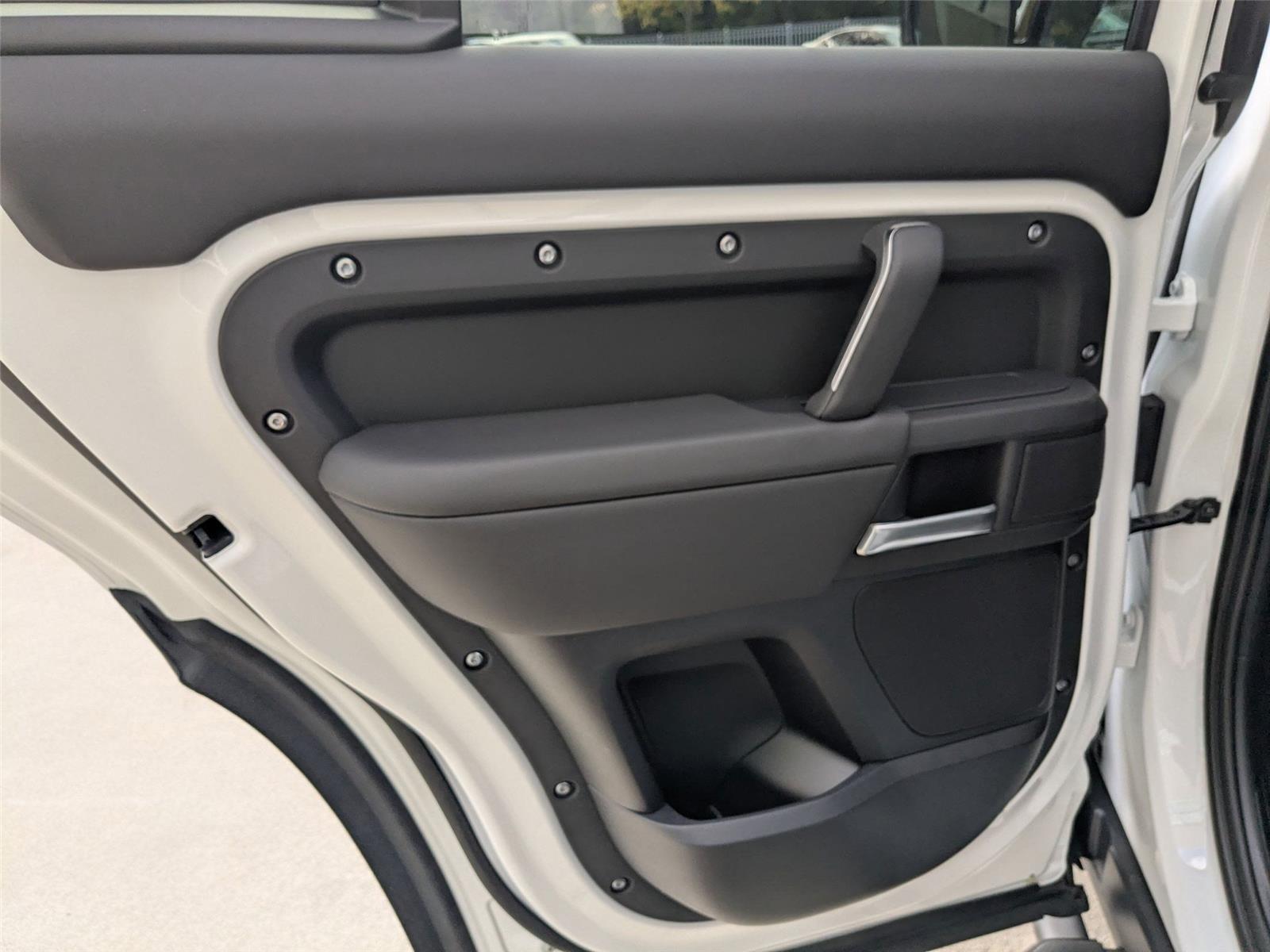 2025 Land Rover Defender 130 X-Dynamic SE photo 23