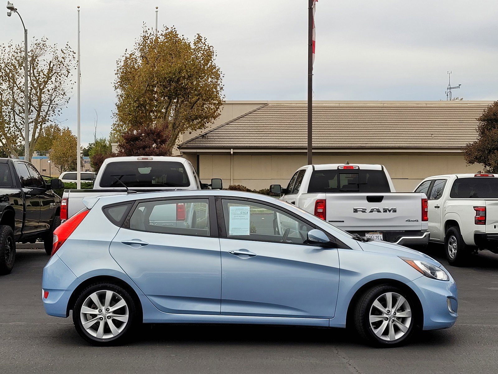 2013 Hyundai Accent SE photo 3