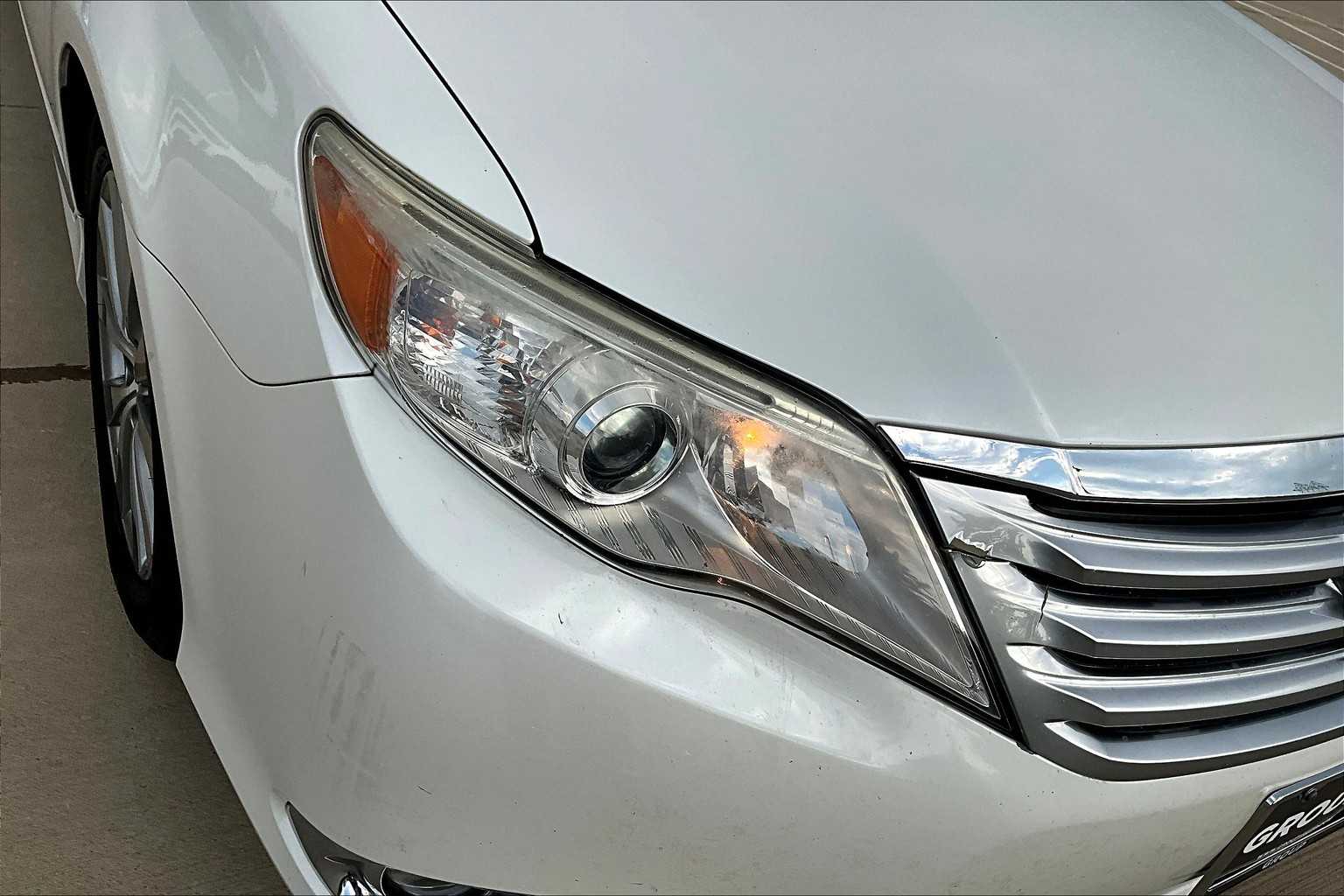 2011 Toyota Avalon Limited photo 26